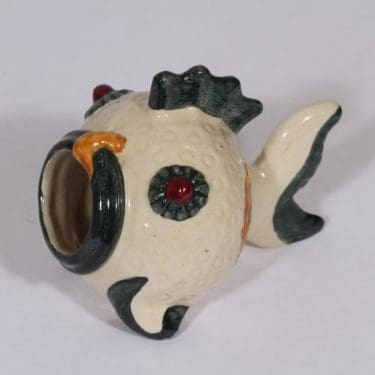 Kupittaan savi 399 tuhka-astia, käsinmaalattu, suunnittelija Josef Manuel, käsinmaalattu, signeerattu, kala-aihe