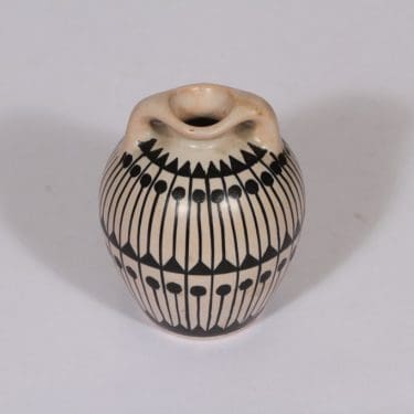 Kupittaan savi maljakko, käsinmaalattu, suunnittelija Orvokki Laine, käsinmaalattu, pieni, signeerattu, funktionalismi