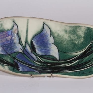 Arabia seinälaatta, Kellohelmat, suunnittelija Heljä Liukko-Sundström, Kellohelmat, suuri, serikuva