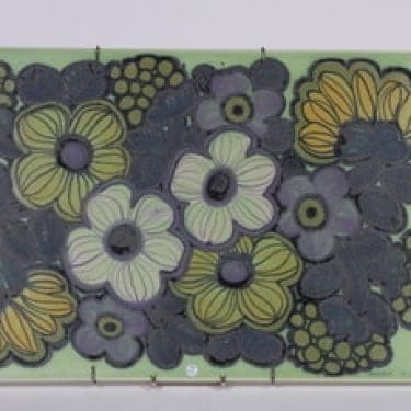 Arabia seinälaatta, käsinmaalaattu, suunnittelija Raija Uosikkinen, käsinmaalaattu, signeerattu, kukka-aihe