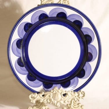 Arabia Paju lautanen, käsinmaalattu, suunnittelija Anja Jaatinen-Winquist, käsinmaalattu