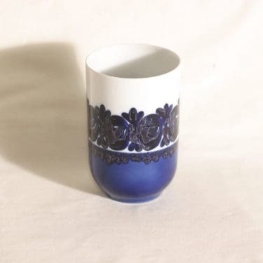 Arabia pikari, käsinmaalattu, suunnittelija Anja Jaatinen-Winquist, käsinmaalattu, signeerattu