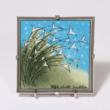 Arabia koristelaatta, Ajatuksella, suunnittelija Heljä Liukko-Sundström, Ajatuksella, pieni, serikuva, signeerattu