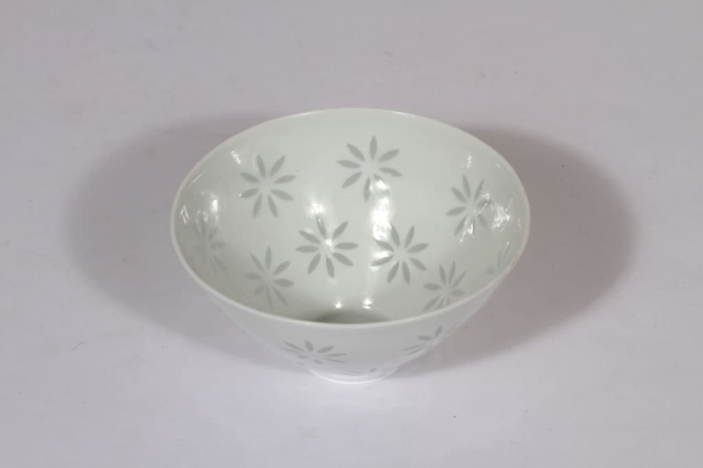 Arabia Lehti kulho, valkoinen, suunnittelija Friedl Holzer-Kjellberg, pieni, riisiposliini, massasigneerattu