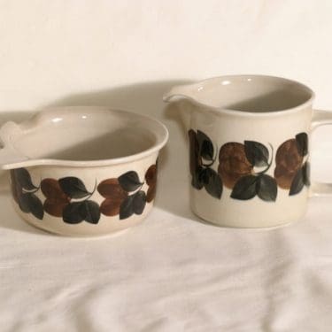 Arabia Ruija kaadin, 0.5 l ja kastikekaadin, suunnittelija Raija Uosikkinen, 0.5 l ja kastikekaadin