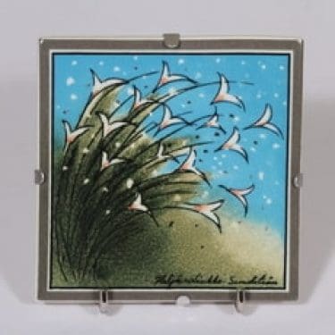 Arabia seinälaatta, Ajatuksella, suunnittelija Heljä Liukko-Sundström, Ajatuksella, pieni, serikuva, signeerattu