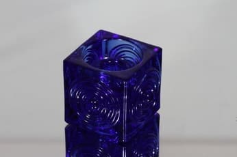 Riihimäen lasi Rengas kynttilänjalka, sininen, suunnittelija Tamara Aladin, pieni, massiivinen