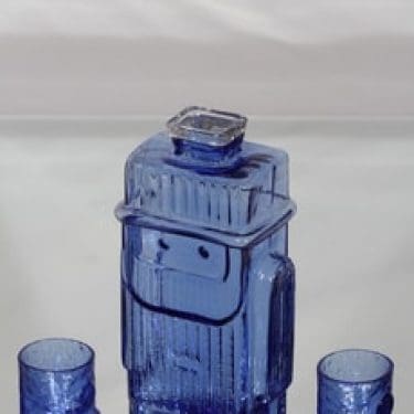 Riihimäen lasi Isoisä koristepullo, 70 cl ja lasit 4 cl, 2 kpl, suunnittelija Helena Tynell, 70 cl ja lasit 4 cl