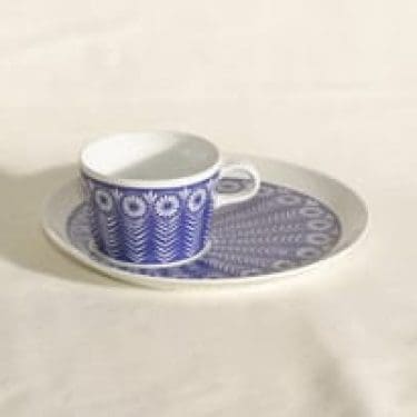 Arabia Riikinkukko kahvikuppi ja lautanen, suunnittelija Raija Uosikkinen, serikuva