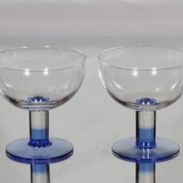 Nuutajärvi Mondo annoskulhot, kirkas, 2 kpl, suunnittelija Kerttu Nurminen, sininen jalka