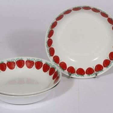 Arabia Pomona lautaset, mansikka, 3 kpl, suunnittelija Raija Uosikkinen, mansikka, serikuva, syvä, retro