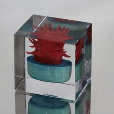 Nuutajärvi Kuutio taide-esine, monivärinen, suunnittelija Oiva Toikka, signeerattu, numeroitu