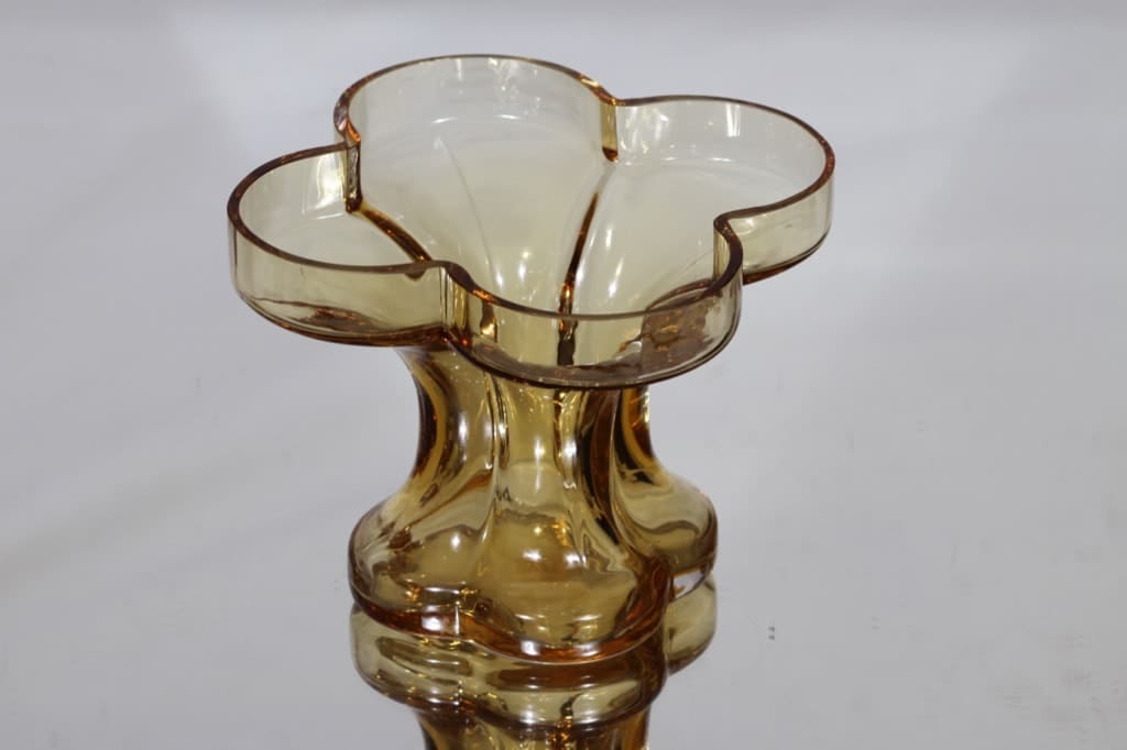 Riihimäen lasi Onnenlehti maljakko, amber, suunnittelija Helena Tynell,