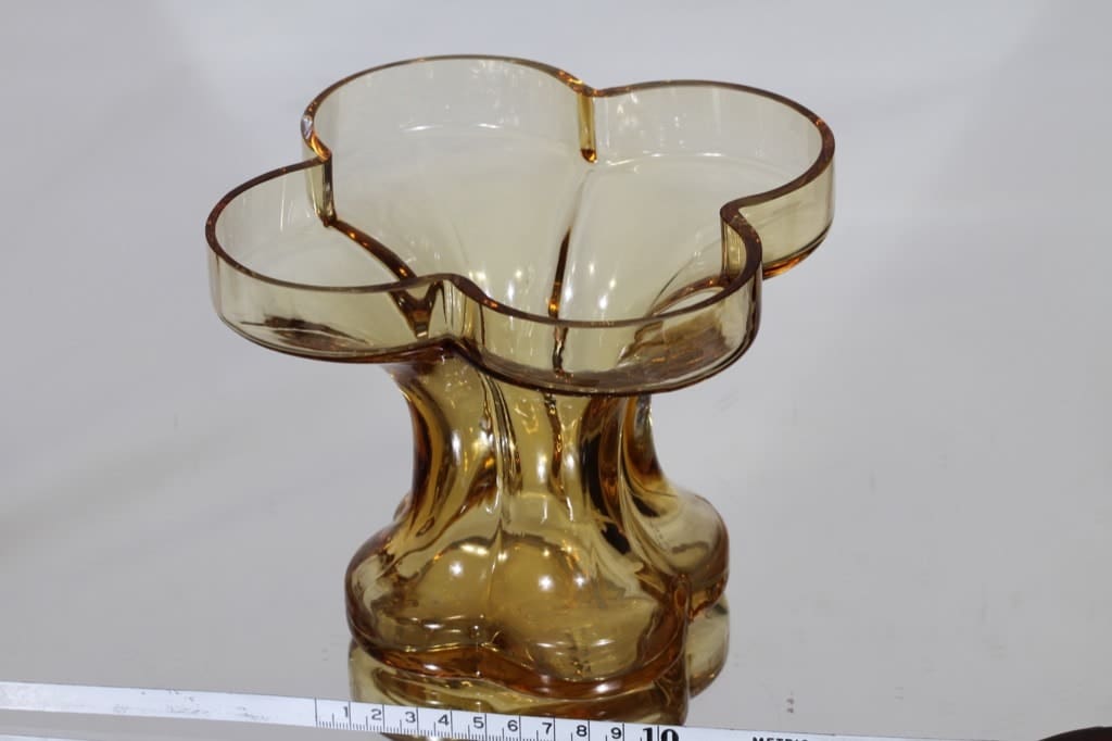 Riihimäen lasi Onnenlehti maljakko, amber, suunnittelija Helena Tynell, kuva 2