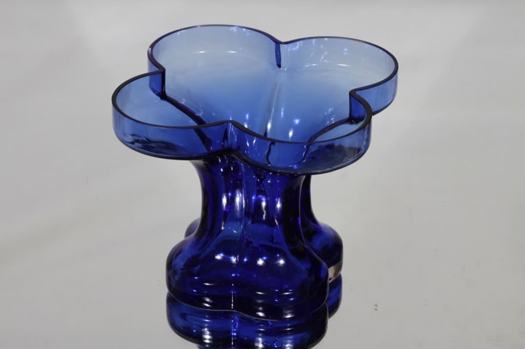 Riihimäen lasi Onnenlehti maljakko, sininen, suunnittelija Helena Tynell,