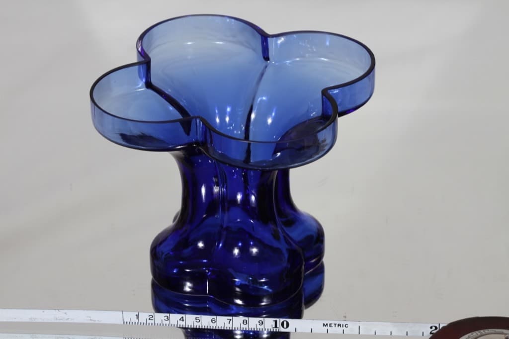 Riihimäen lasi Onnenlehti maljakko, sininen, suunnittelija Helena Tynell, kuva 2