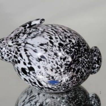 Nuutajärvi koriste-esine, mustavalkoinen, suunnittelija Inkeri Toikka, signeerattu, jänisaihe