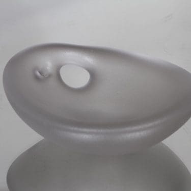 Iittala Hiiden kehto taide-esine, kirkas, suunnittelija Timo Sarpaneva, pieni, signeerattu, matta