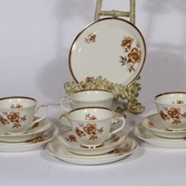 Arabia Myrna kahvikupit ja leivoslautaset, 4 kpl, suunnittelija Olga Osol, serikuva, kukka-aihe