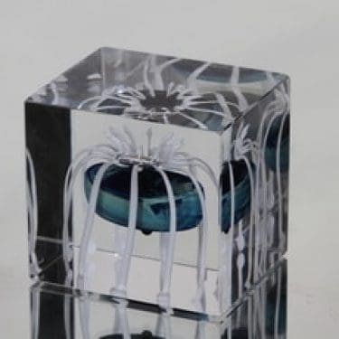 Nuutajärvi Vuosikuutio taide-esine, 1990, suunnittelija Oiva Toikka, 1990, signeerattu, numeroitu