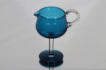 Riihimäen lasi Harlekiini kermakko, sininen, suunnittelija Nanny Still,