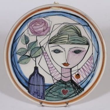 Kupittaan savi seinälautanen, käsinmaalattu, suunnittelija Laila Zink, käsinmaalattu, signeerattu, mattalasite, naisaihe