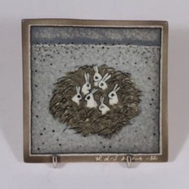 Arabia koristelaatta, Jänistenpesä, suunnittelija Heljä Liukko-Sundström, Jänistenpesä, pieni, serikuva, signeerattu