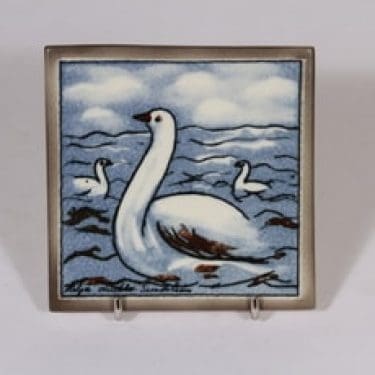 Arabia koristelaatta, Joutsen, suunnittelija Heljä Liukko-Sundström, Joutsen, pieni, serikuva, signeerattu