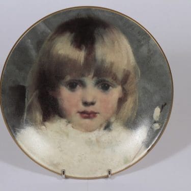 Arabia seinälautanen, Tyttö ja pajunkissa, suunnittelija Helene Schjerfbeck, Tyttö ja pajunkissa, serikuva