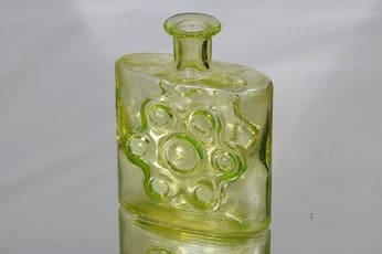 Riihimäen lasi Paukkurauta koristepullo, keltainen, suunnittelija Erkkitapio Siiroinen,