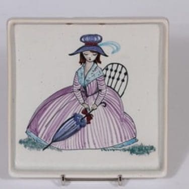 Kupittaan savi koristelaatta, käsinmaalattu, suunnittelija , käsinmaalattu, signeerattu, naisaihe