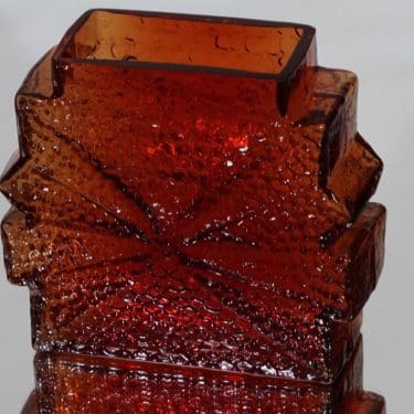 Riihimäen lasi Stellaria maljakko, punainen, suunnittelija Nanny Still, massiivinen