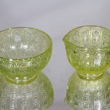 Riihimäen lasi Riikinkukko sokerikko ja kermakko, keltainen, suunnittelija Nanny Still,