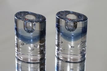 Iittala Arktia kynttilänjalat, kirkas-sininen, 2 kpl, suunnittelija Timo Sarpaneva, pieni, massiivinen