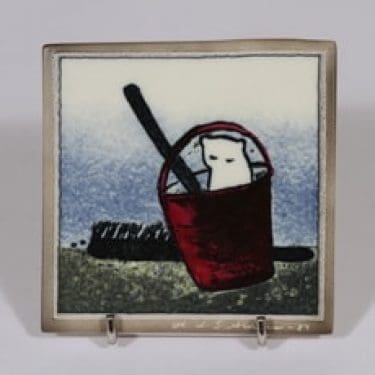 Arabia koristelaatta, Leikit odottavat, suunnittelija Heljä Liukko-Sundström, Leikit odottavat, pieni, serikuva, signeerattu