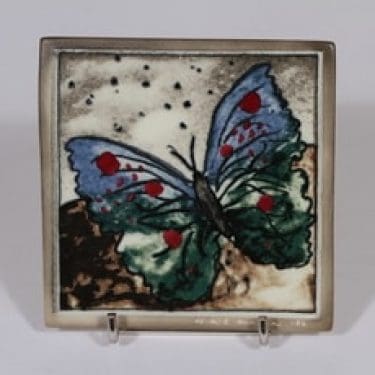 Arabia koristelaatta, Perhonen, suunnittelija Heljä Liukko-Sundström, Perhonen, pieni, serikuva, signeerattu