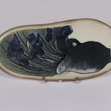 Arabia koristelaatta, Ruiskukat, suunnittelija Heljä Liukko-Sundström, Ruiskukat, serikuva, signeerattu