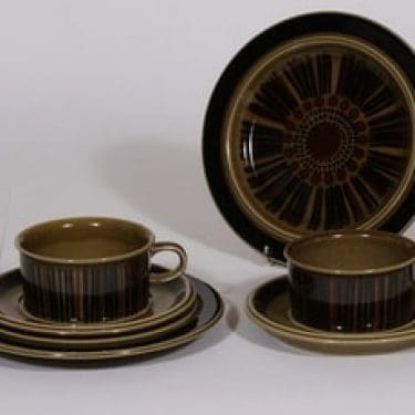 Arabia Kosmos teekupit ja leivoslautaset, ruskea, 2 kpl, suunnittelija Gunvor Olin-Grönqvist, puhalluskoriste