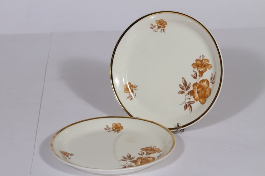 Arabia Myrna leivoslautaset, 2 kpl, suunnittelija Olga Osol, serikuva, kukka-aihe, kullattu