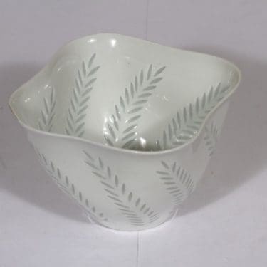 Arabia FK kulho, valkoinen, suunnittelija Friedl Holzer-Kjellberg, riisiposliini, massasigneerattu