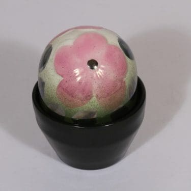 Arabia koriste-esine, Ikikukka, suunnittelija Heljä Liukko-Sundström, Ikikukka, käsinmaalattu, vaaleanpunainen