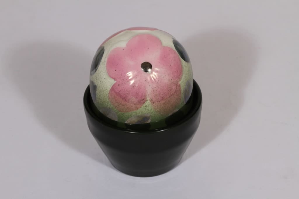 Arabia koriste-esine, Ikikukka, suunnittelija Heljä Liukko-Sundström, Ikikukka, käsinmaalattu, vaaleanpunainen