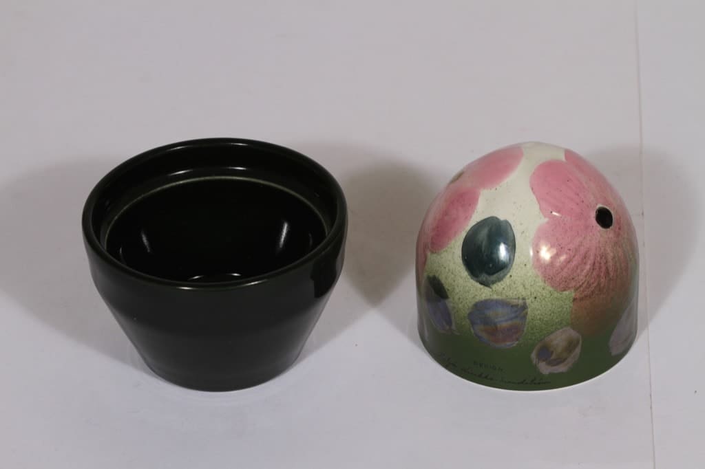 Arabia koriste-esine, Ikikukka, suunnittelija Heljä Liukko-Sundström, Ikikukka, käsinmaalattu, vaaleanpunainen kuva 2