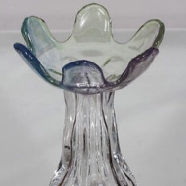 Riihimäen lasi Kukkainen taide-esine, signeerattu, suunnittelija Helena Tynell, signeerattu, jauhevärjätty