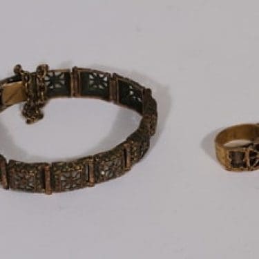 Turun Hopea Pitsi rannekoru ja sormus, pronssi, suunnittelija Pentti Sarpaneva, pronssi