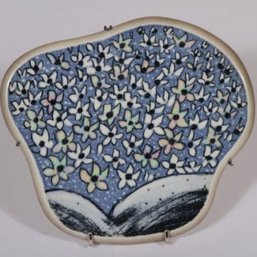 Arabia seinälaatta, Valkovuokot, suunnittelija Heljä Liukko-Sundström, Valkovuokot, serikuva, signeerattu