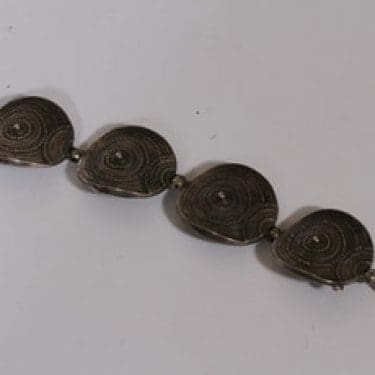 Turun Hopea rannekoru, hopea, suunnittelija Jorma Laine,