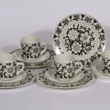 Arabia Gardenia kahvikupit ja lautaset, 4 kpl, suunnittelija Esteri Tomula, serikuva, kukka-aihe, retro