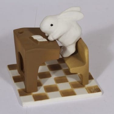 Arabia koriste-esine, Koululainen, suunnittelija Heljä Liukko-Sundström, Koululainen, käsinmaalattu, signeerattu, jänisaihe