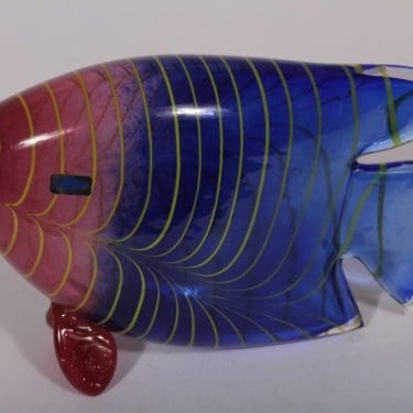 Nuutajärvi taide-esine, Lehtikala, suunnittelija Kerttu Nurminen, Lehtikala, suuri, monivärinen, signeerattu